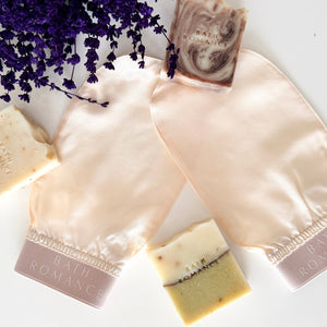 EXFOLIATING SILK BATH GLOVE